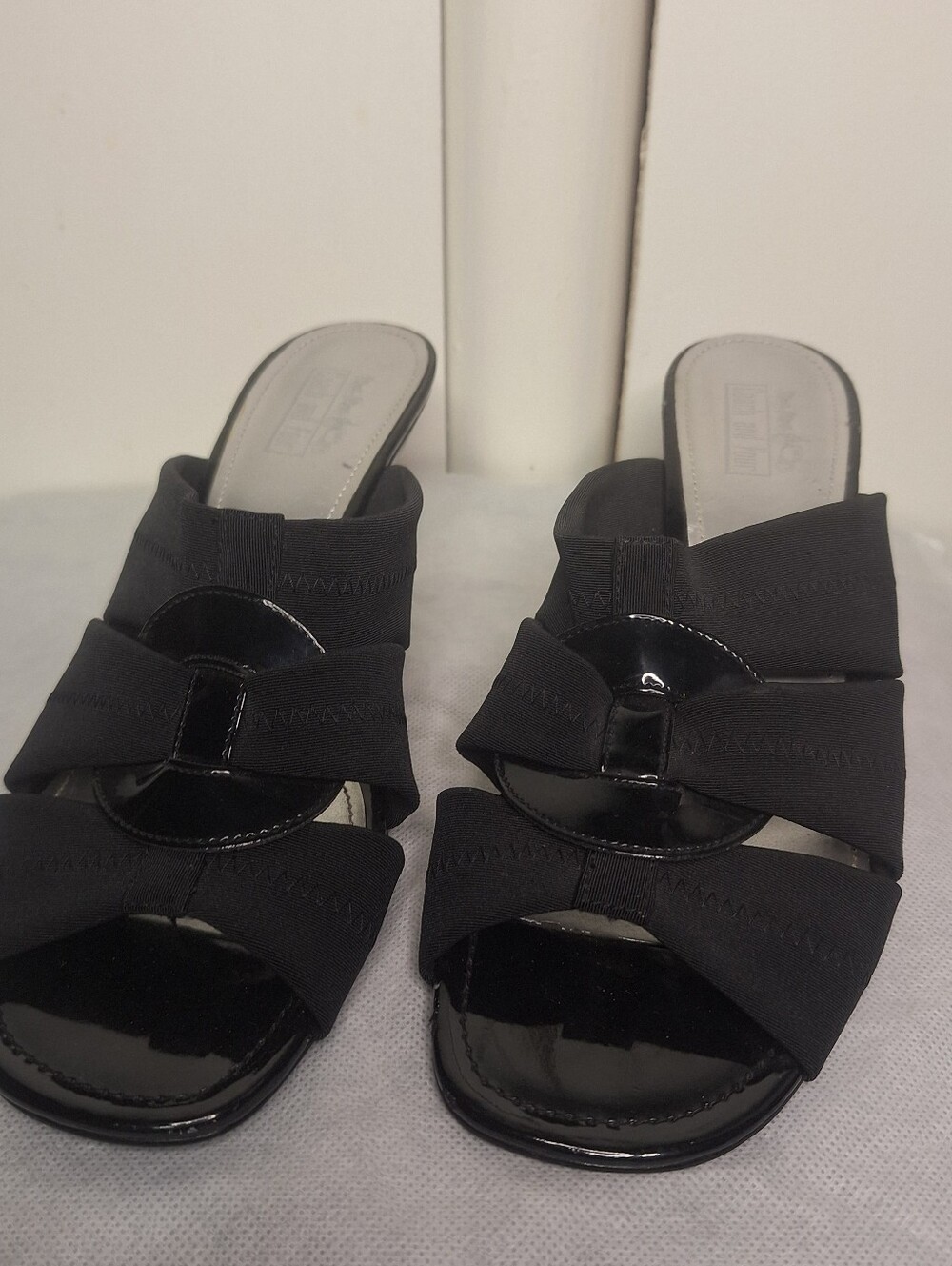Coach and Four Black Knotted Patent-Trim Slide Kitten Heals Size 8.5